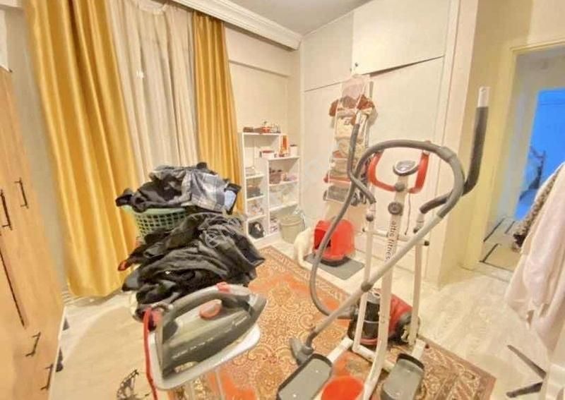 Üçyol Metro Yakını Betonyol Cadde Üzeri Köşe Konumda 3+1 Daire