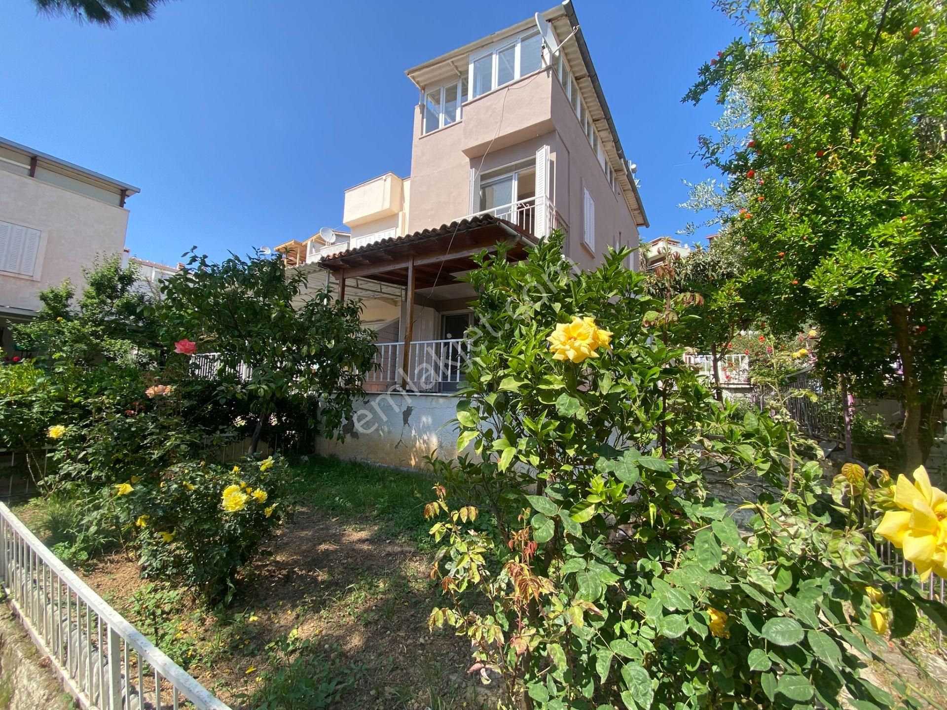 Kuşadası Yavansu Mevki Satılık 3+1 Trıpleks Bahçeli Yazlık Villa