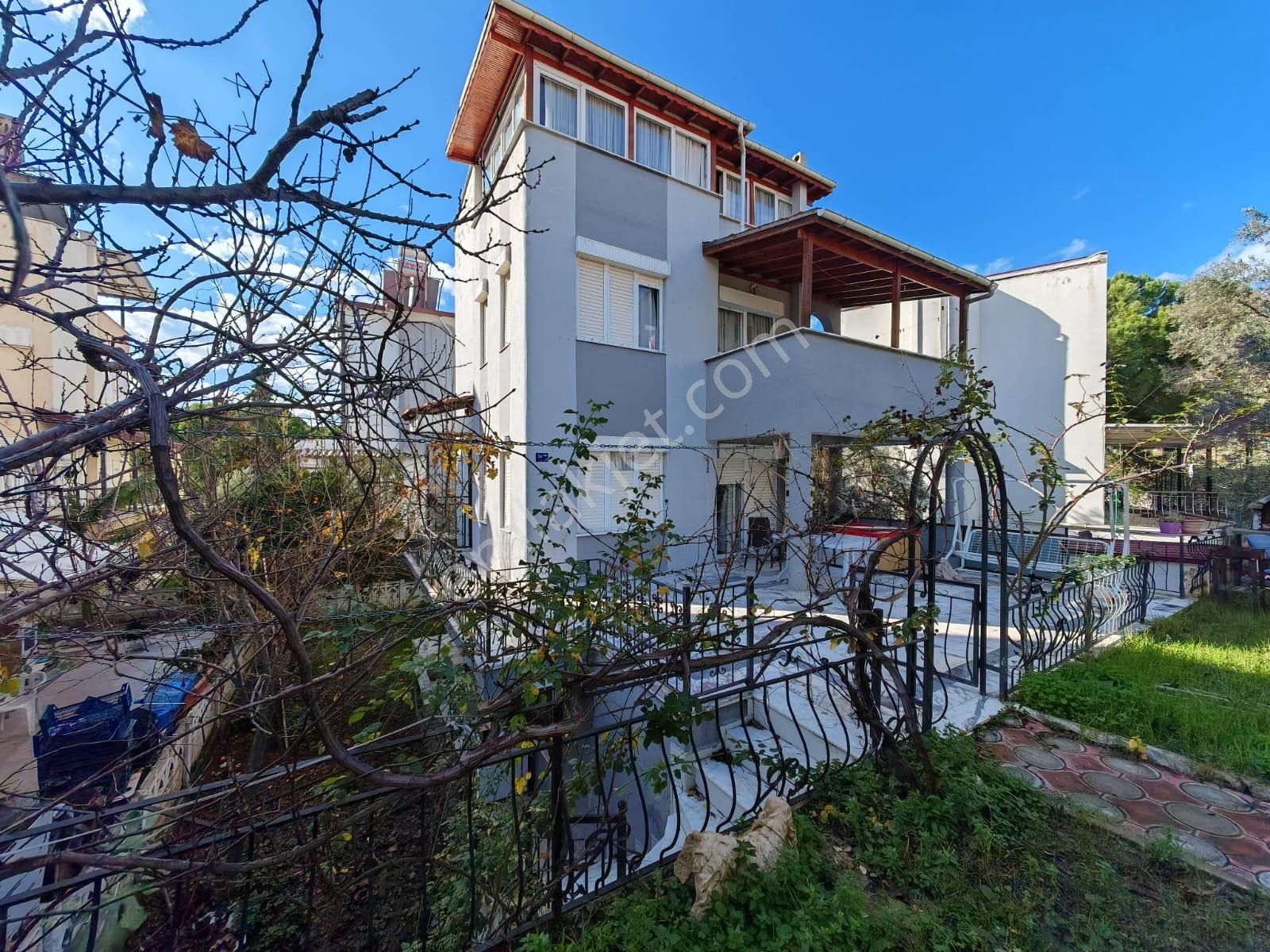 Kuşadası Soğucak Mevkinde Satılık 6 Oda +2 Salon 4.katlı Geniş Müstakil Villa Yazlık