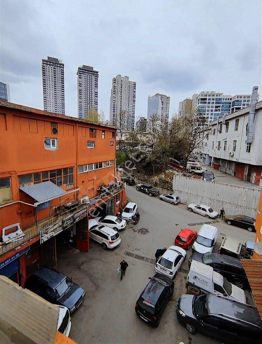 Ümraniye Sanayi De Kiralık Dükkan