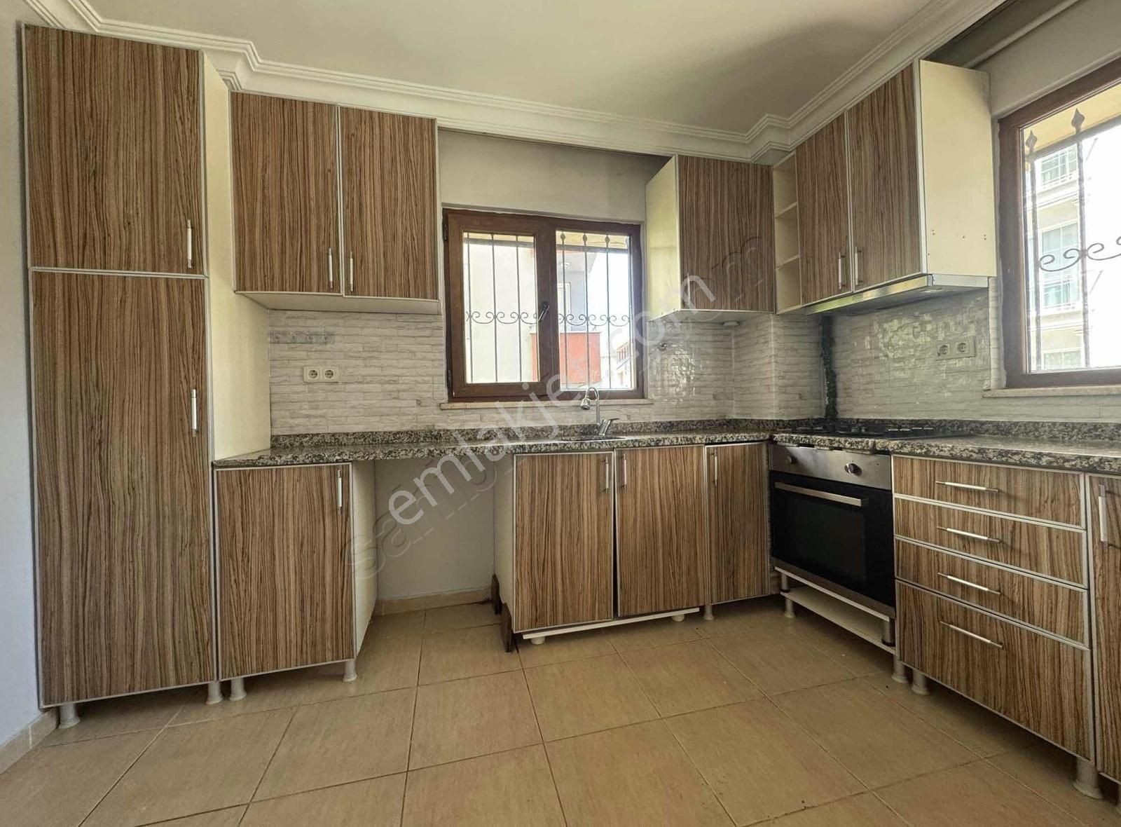 Ümraniye İnkilap Mahallesinde Satılık 4+1 Yüksek Giriş Daire
