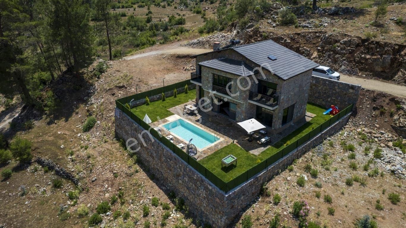 Fethiye Yeşilüzümlü Kızılbel’de Doğa İçinde, Havuzlu, Güneş Enerjili, Eşyalı Satılık Taş Villa