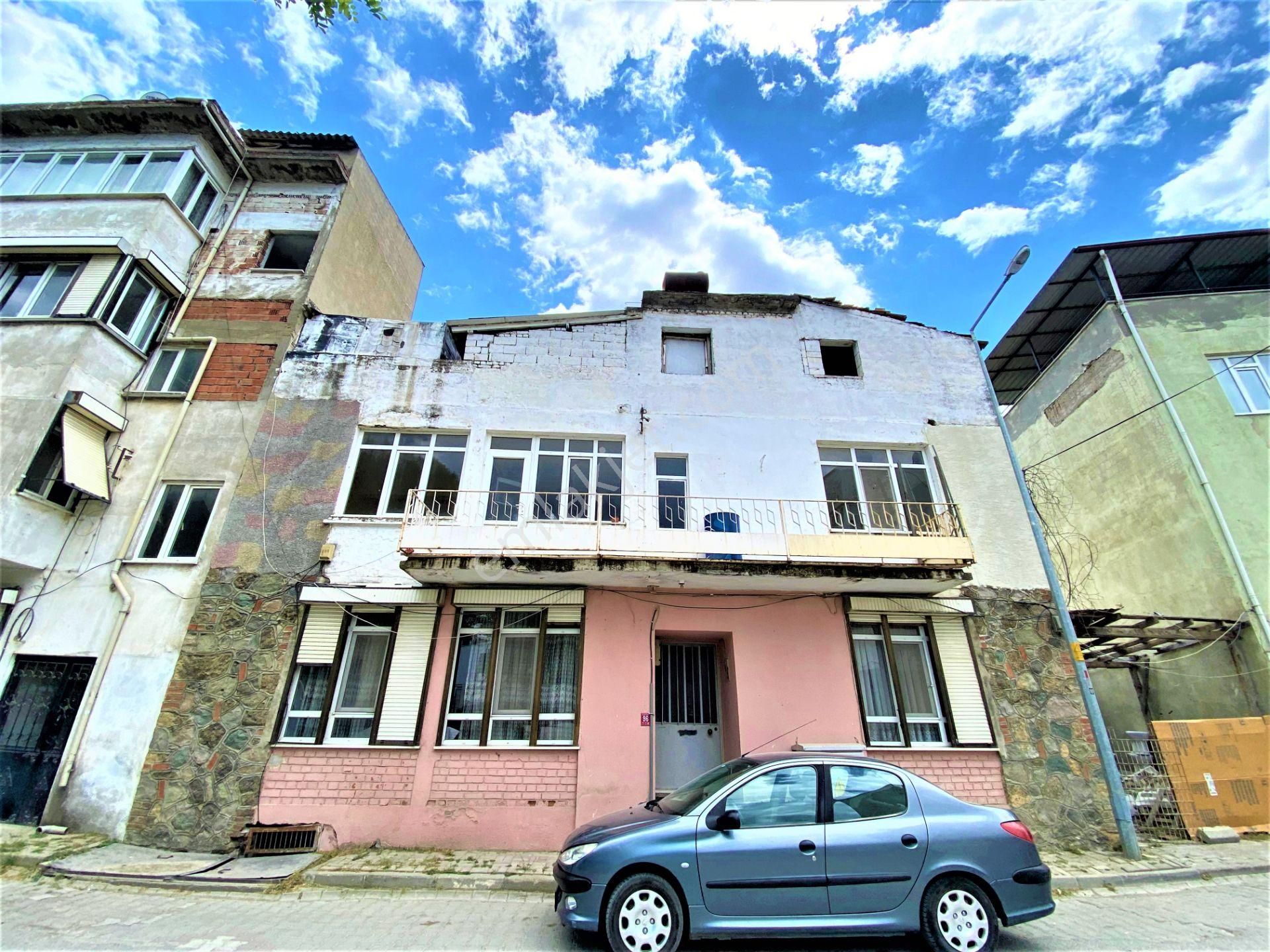 Zeytinli'de Alfa Gayrimenkul'den Ön Cephe Ara Kat Ayrı Mutfak 3+1 Uygun Fiyata Kiralık Daire