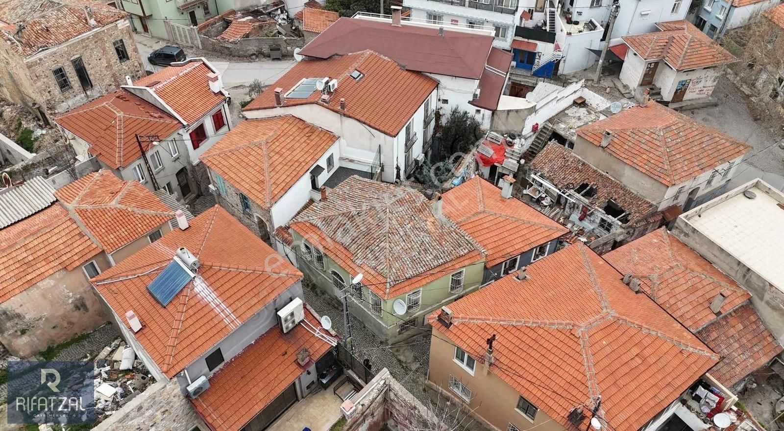 Ayvalık Merkezde 3+1 120 M2 Bahçeli Müstakil Taş Ev