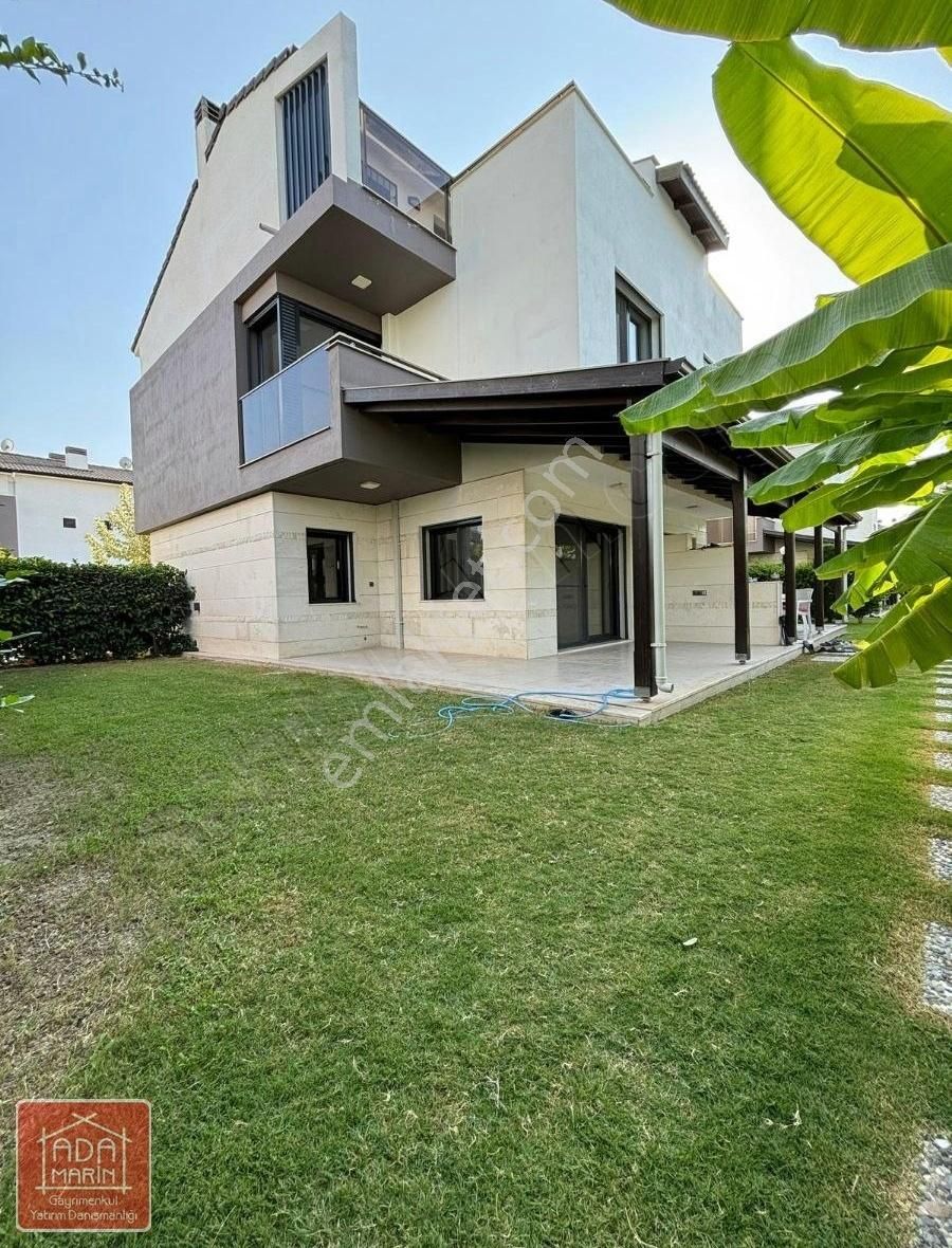 Denize Yürüme Mesafesinde Ortak Havuzlu Tek Müstakil 4+1villa