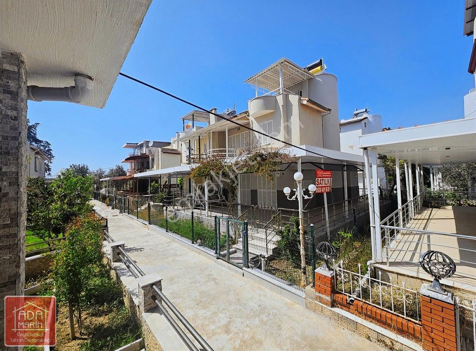 Kuşadası Sahil Sitelerinde Denize 400 Metre Tripleks Yazlık