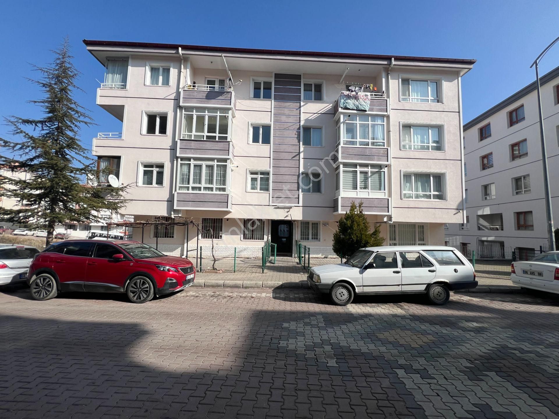 Ufuk Kılıç Emlak'tan Merkezi Konumda Orta Kat Yalıtımlı 3+1 Daire