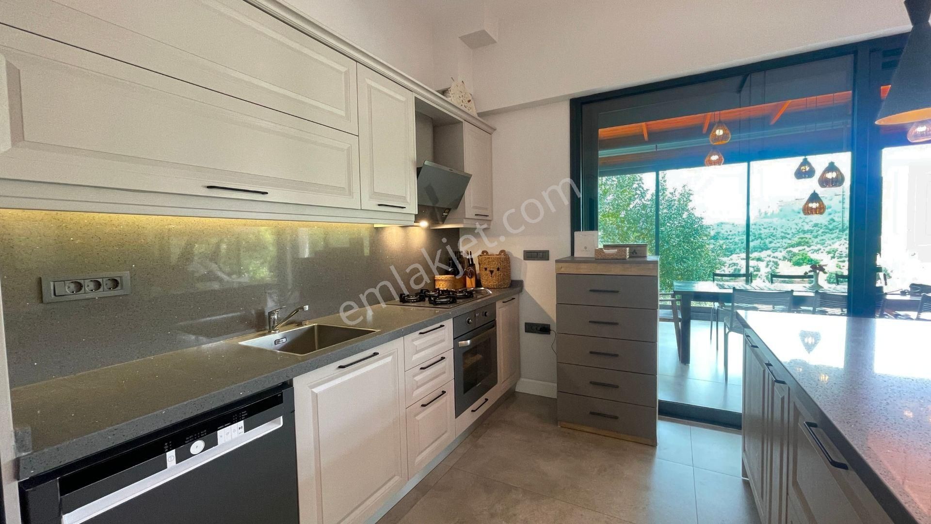 Yalıçiftlik' Te, Meyve Ağaçlarının Gölgesinde, Vadiye Bakan Huzurlu Bir Yaşam - Görsel 26