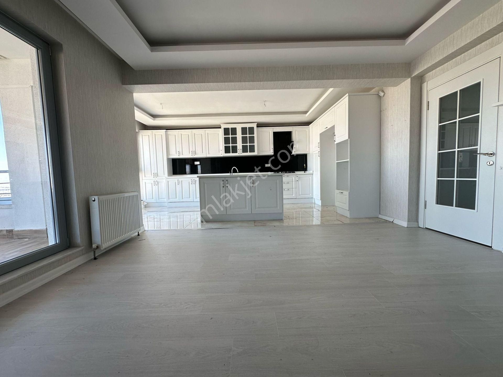 Pursaklar Mehmet Zengin Emlak'tan Kapalı Otoparklı Sitede 13.kat 4+1 Teras Manzaralı Dubleks Daire