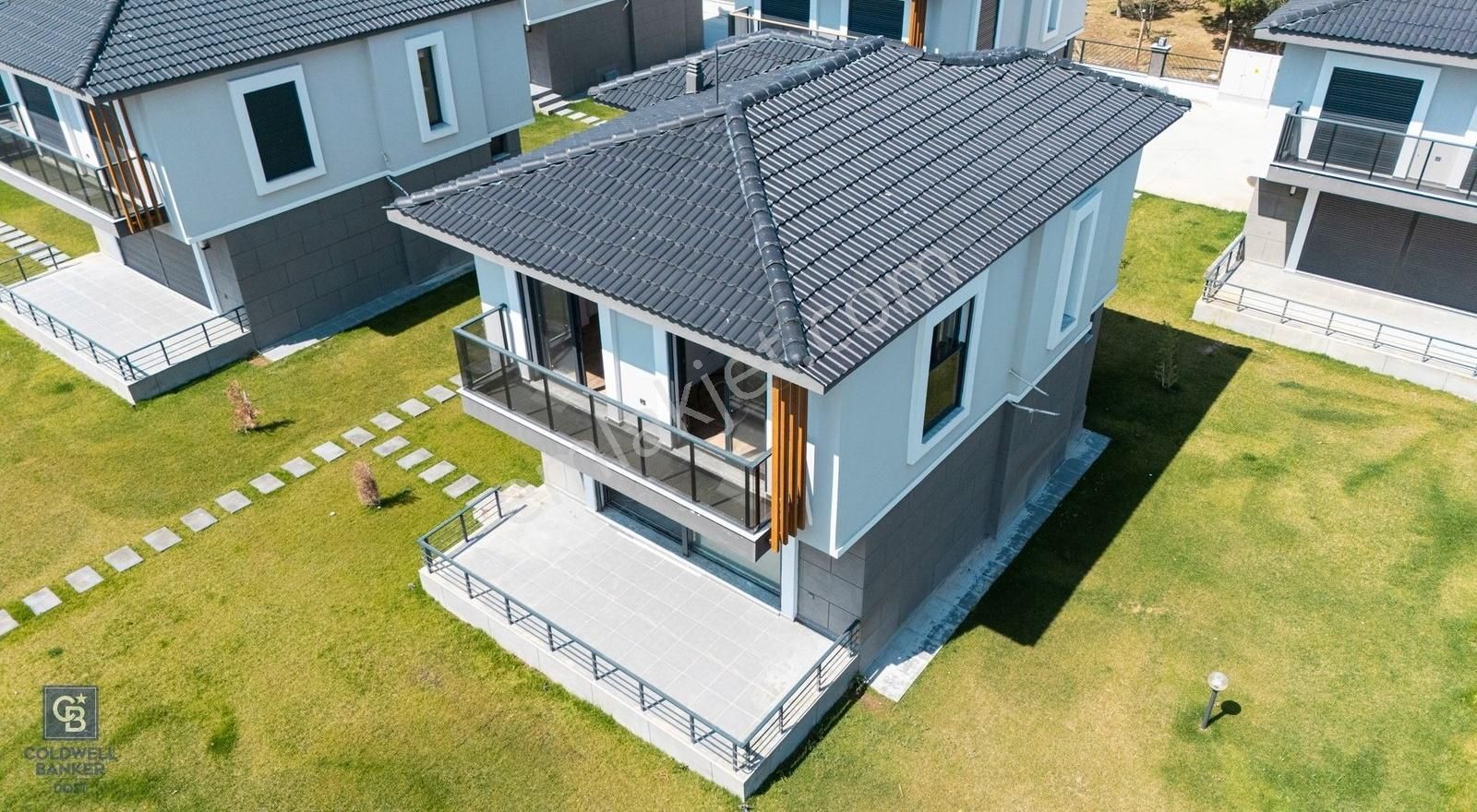 Çandarlıda Site İçinde , Havuzlu , Özel Otoparklı Müstakil Villa