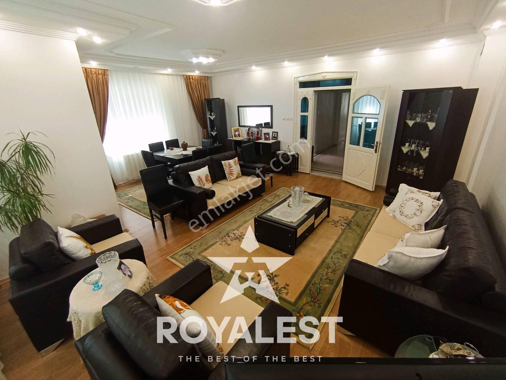 Royalest'ten Eveveyn Banyolu Garajlı Geniş Ve Bakımlı 3+1