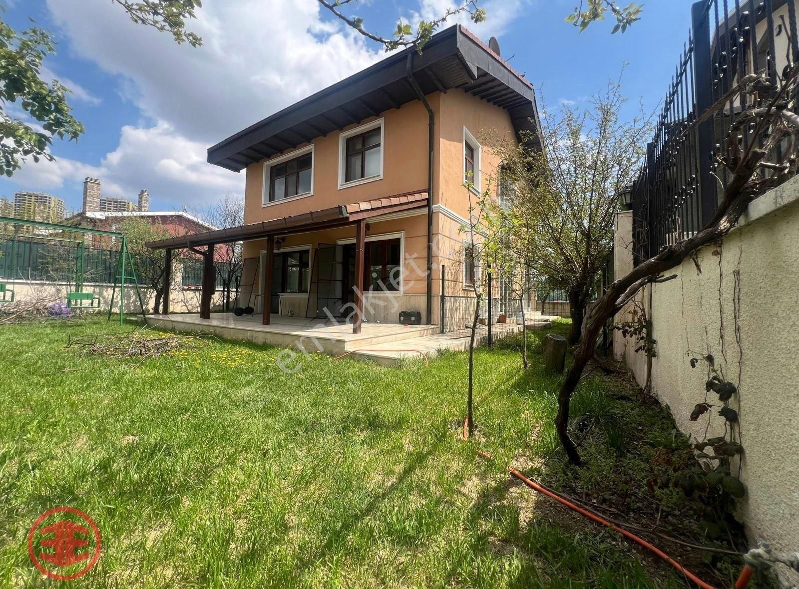Beytepe'de_geniş Bahçeli_5+1_satılık Müstakil Villa