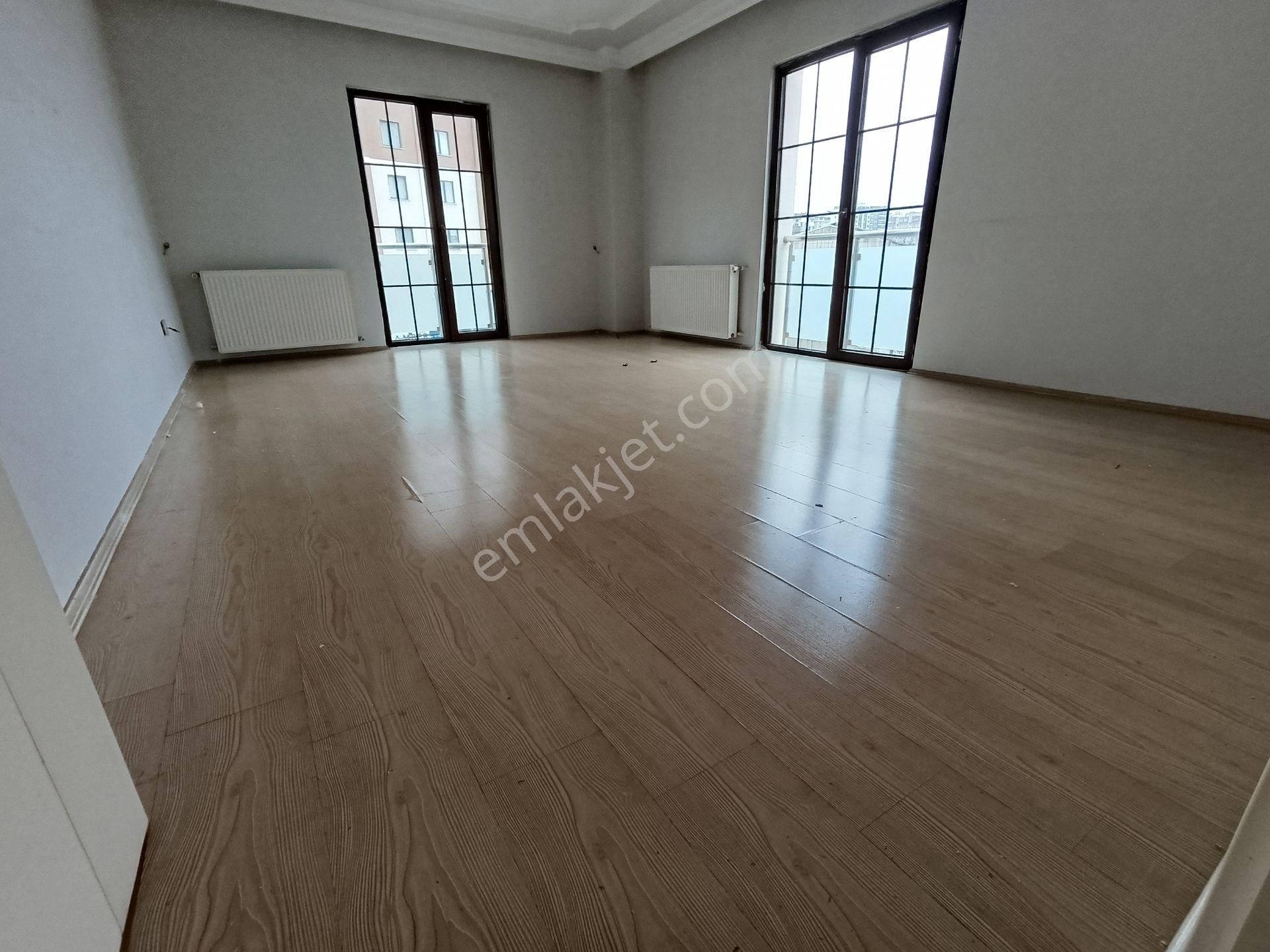 Pendik Esenyalı"da Satılık Yol Üstü E-5 Yakın Merkezi Kredili 3+1 115m2 Daire