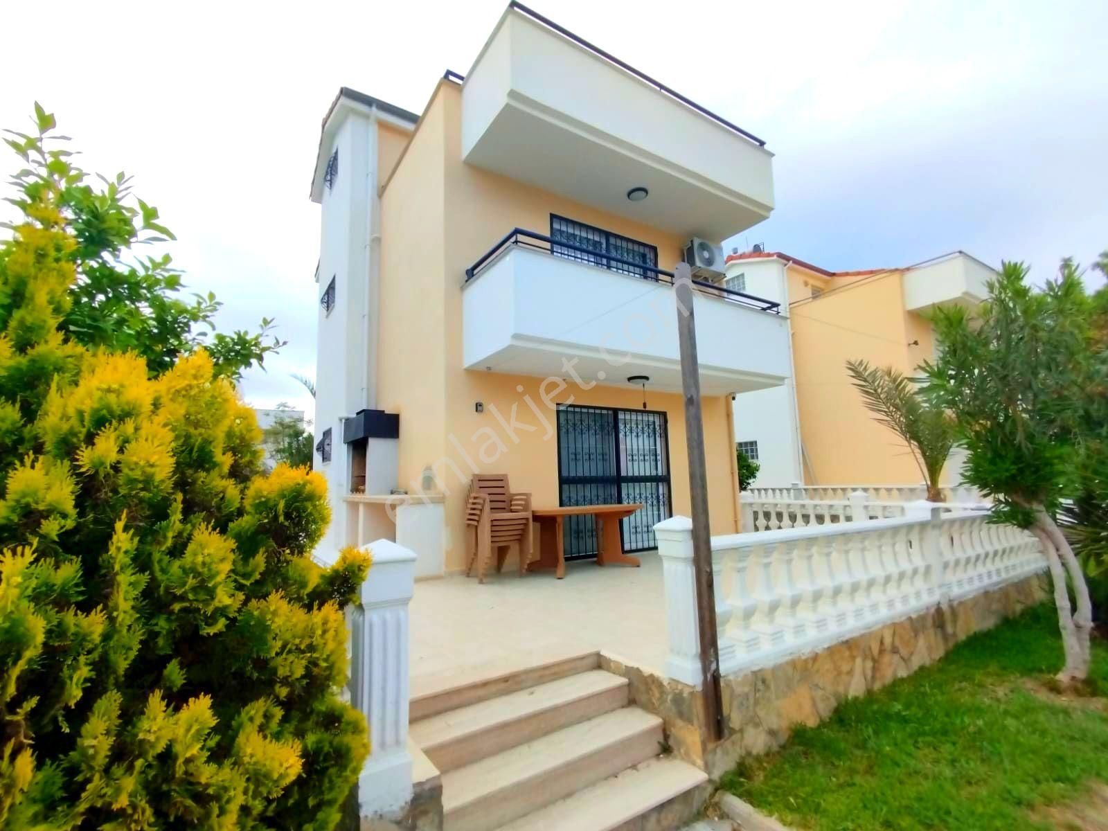 Kuşadasında Plaja Yakın Havuzlu Sitede Ful Eşyalı Tek Müstakil 5+1 Villa