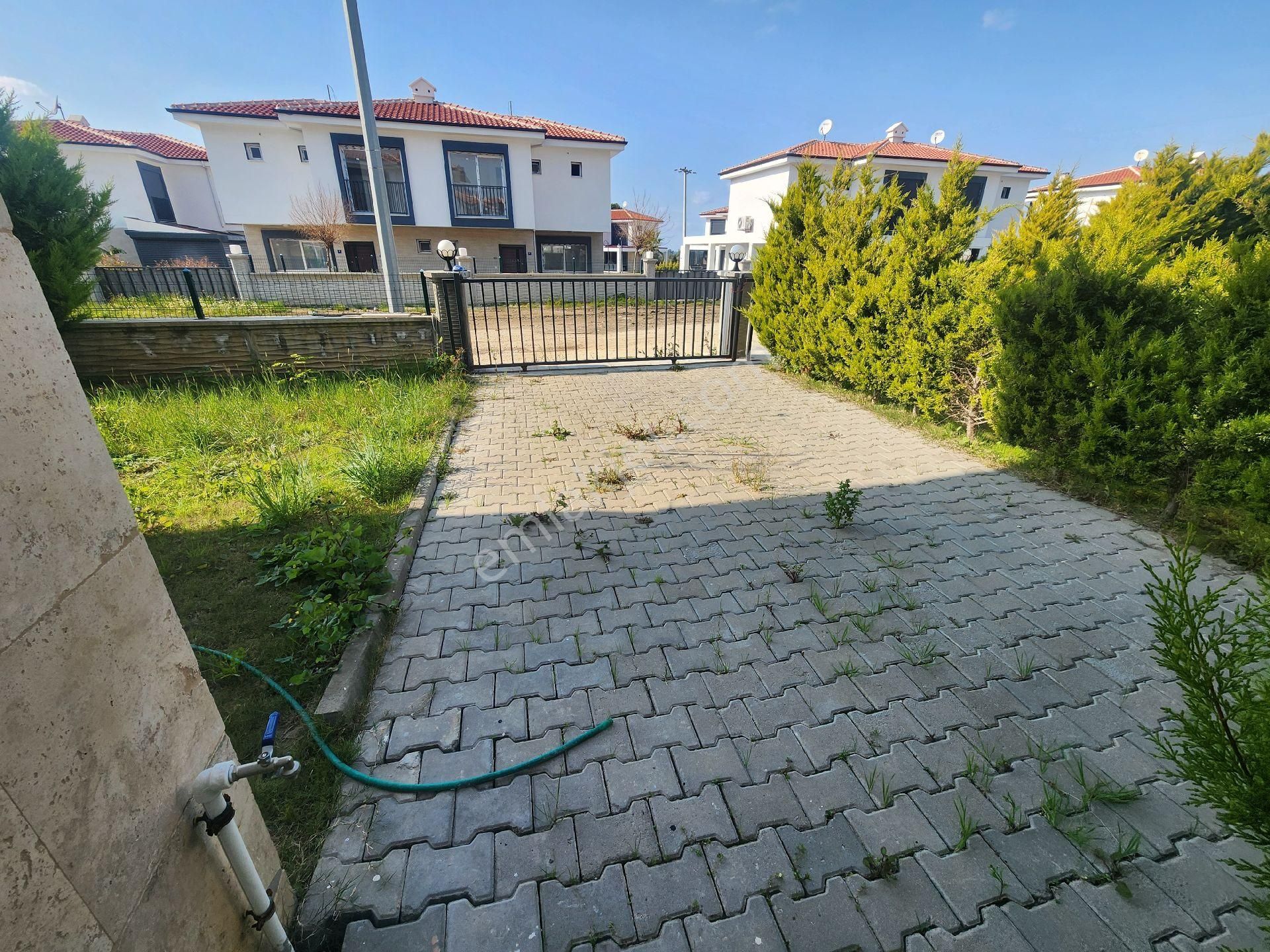 Kuşadası Davutlar Sahilinde 3+1 Havuzlu Villa