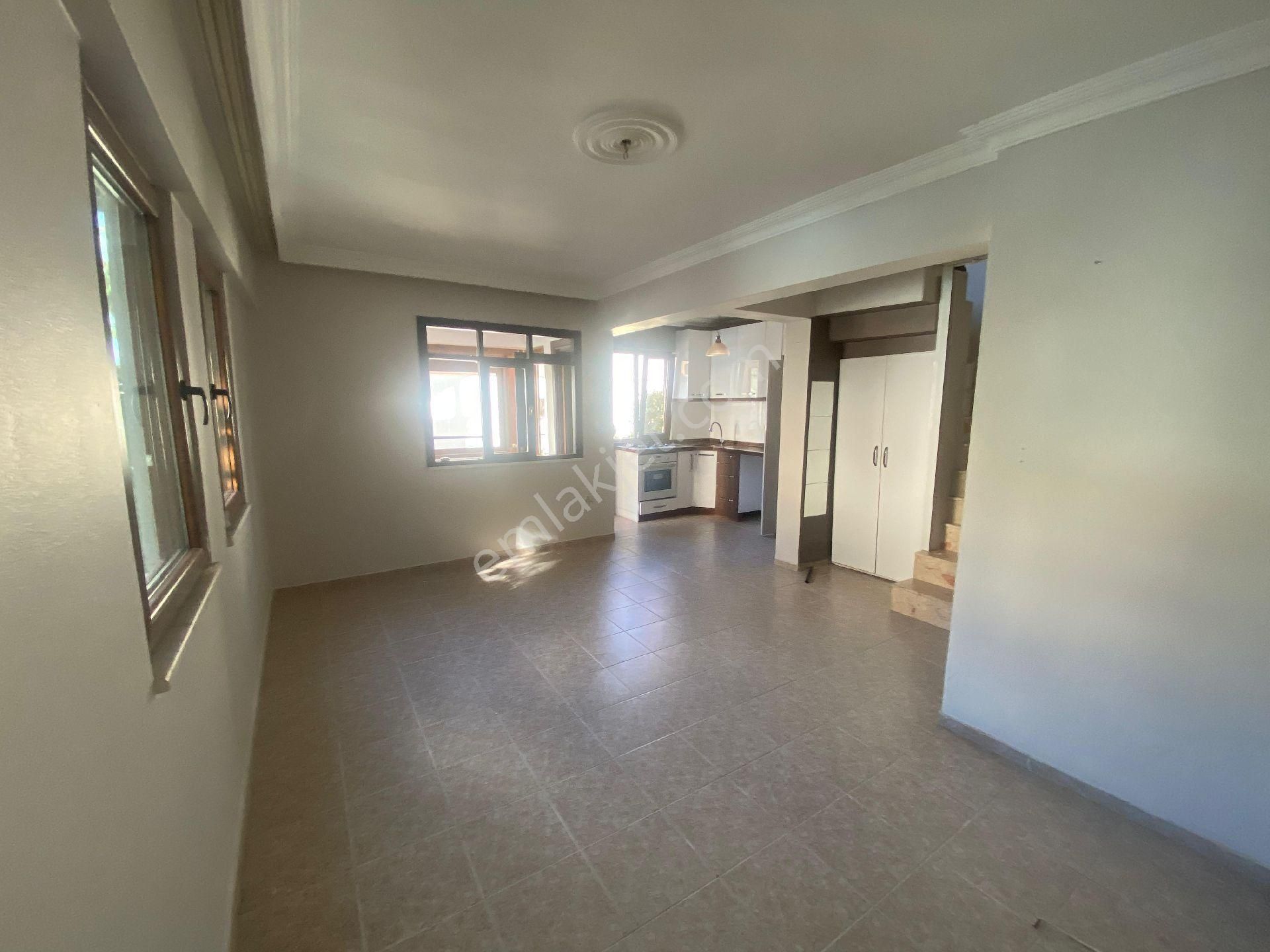 Altınoluk Daire Fiyatına Deniz Manzaralı Havuzlu Bahçeli Site İçerisinde Bakımlı Triblex Villa - Görsel 7