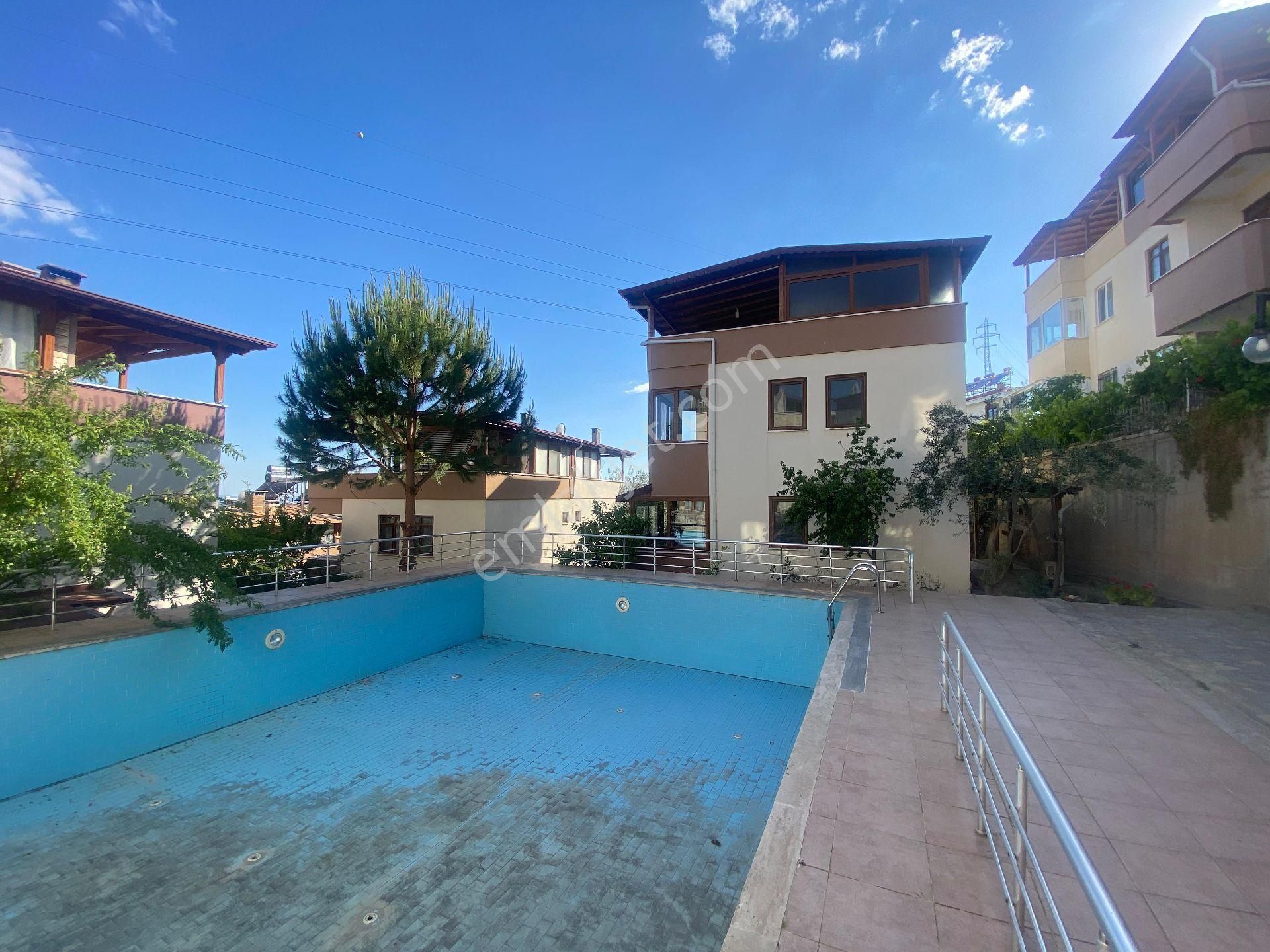 Altınoluk Deniz Manzaralı Havuzlu Bahçeli Site İçerisinde 3 Katlı Bakımlı Satılık Triblex Villa