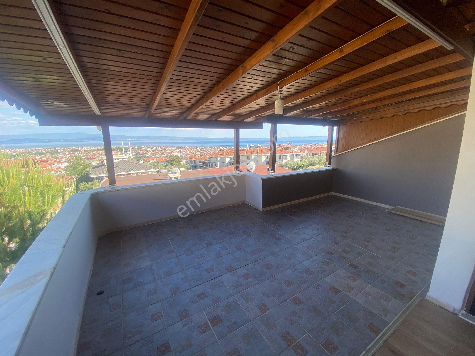 Altınoluk Daire Fiyatına Deniz Manzaralı Havuzlu Bahçeli Site İçerisinde Bakımlı Triblex Villa - Görsel 31