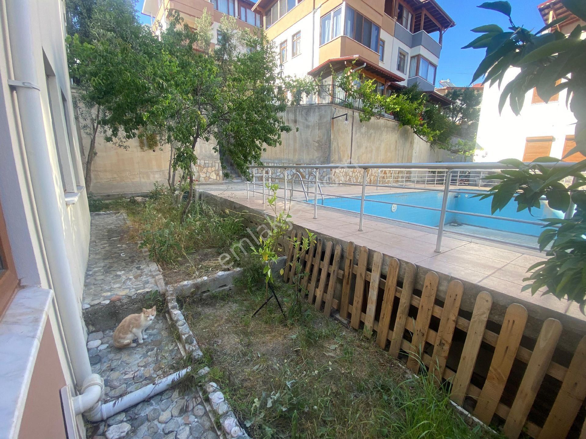 Altınoluk Daire Fiyatına Deniz Manzaralı Havuzlu Bahçeli Site İçerisinde Bakımlı Triblex Villa - Görsel 12