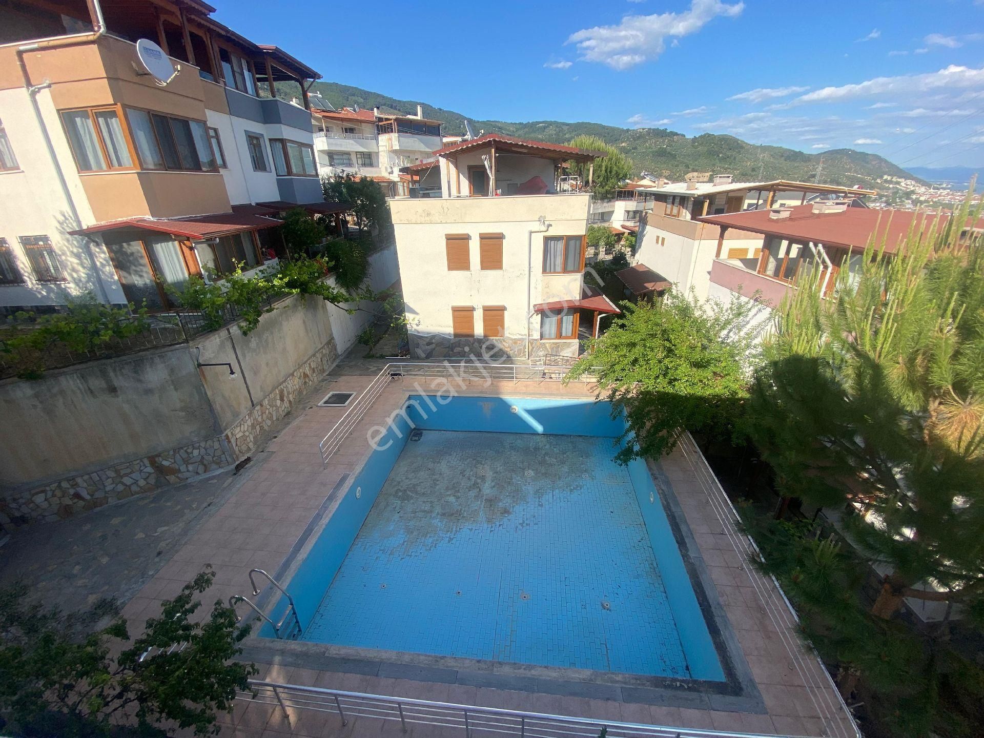 Altınoluk Daire Fiyatına Deniz Manzaralı Havuzlu Bahçeli Site İçerisinde Bakımlı Triblex Villa - Görsel 33