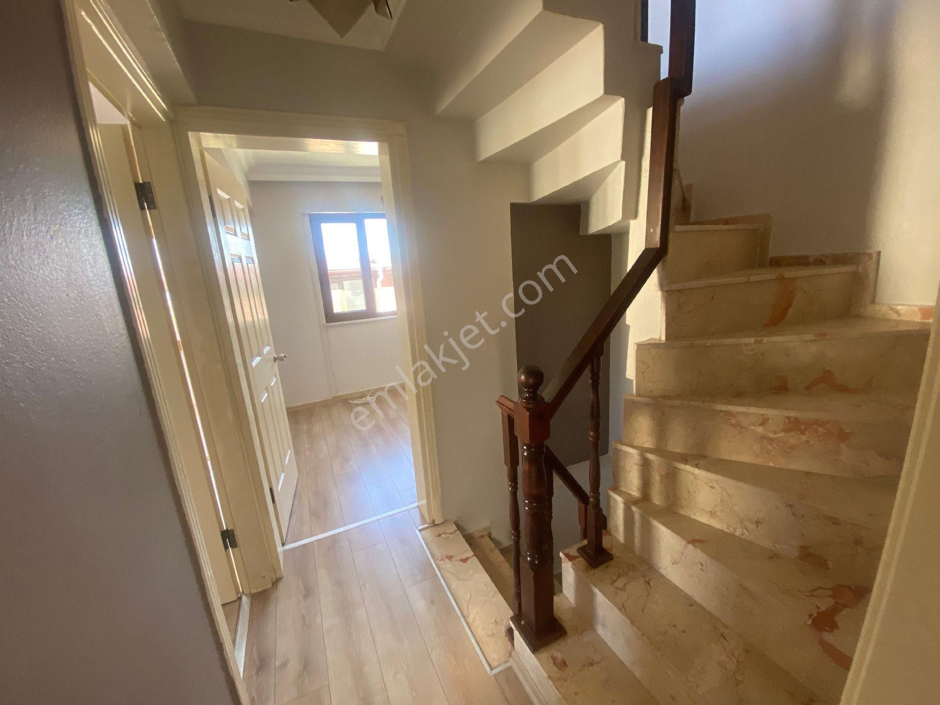 Altınoluk Daire Fiyatına Deniz Manzaralı Havuzlu Bahçeli Site İçerisinde Bakımlı Triblex Villa - Görsel 28