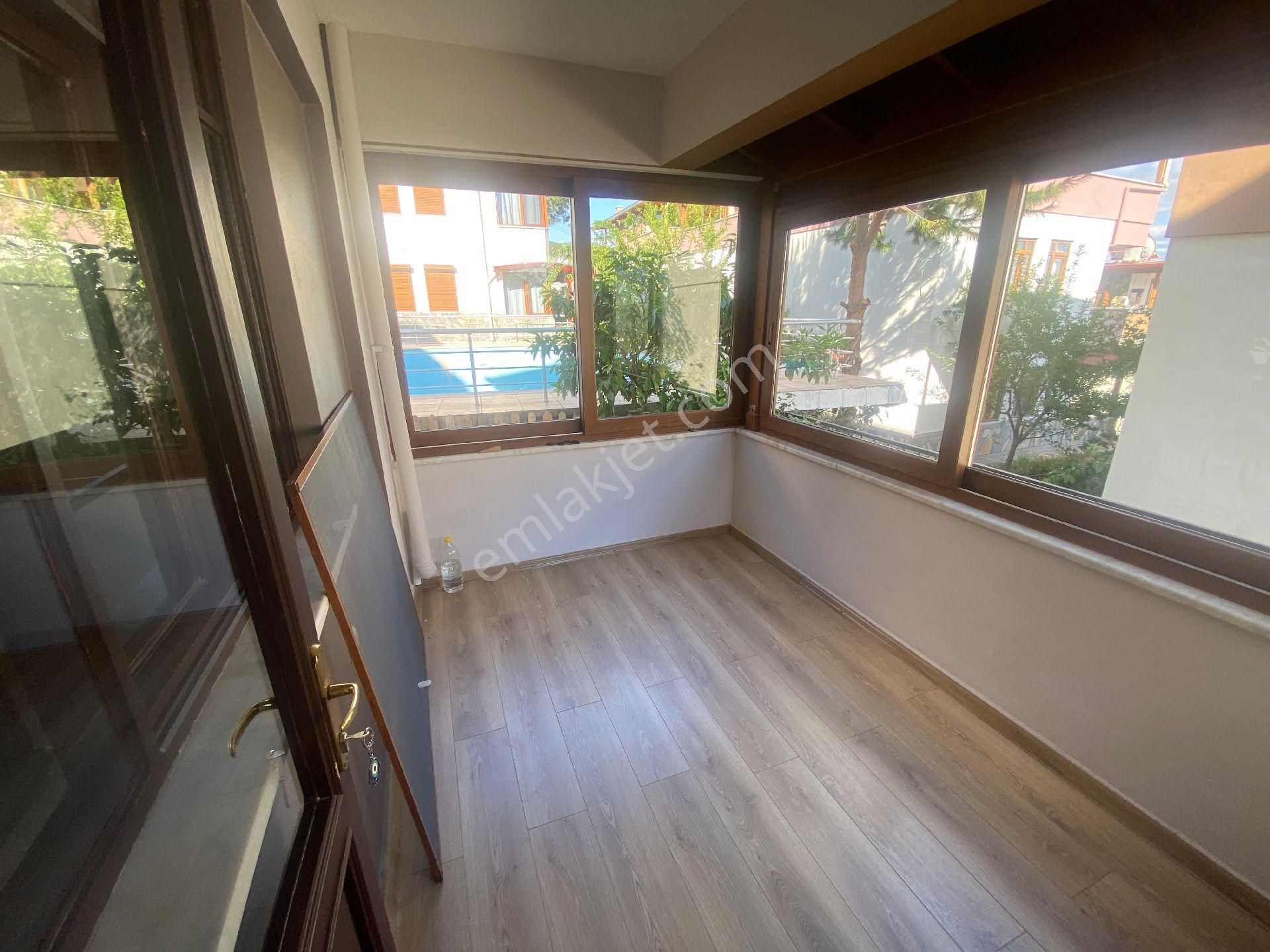 Altınoluk Daire Fiyatına Deniz Manzaralı Havuzlu Bahçeli Site İçerisinde Bakımlı Triblex Villa - Görsel 10