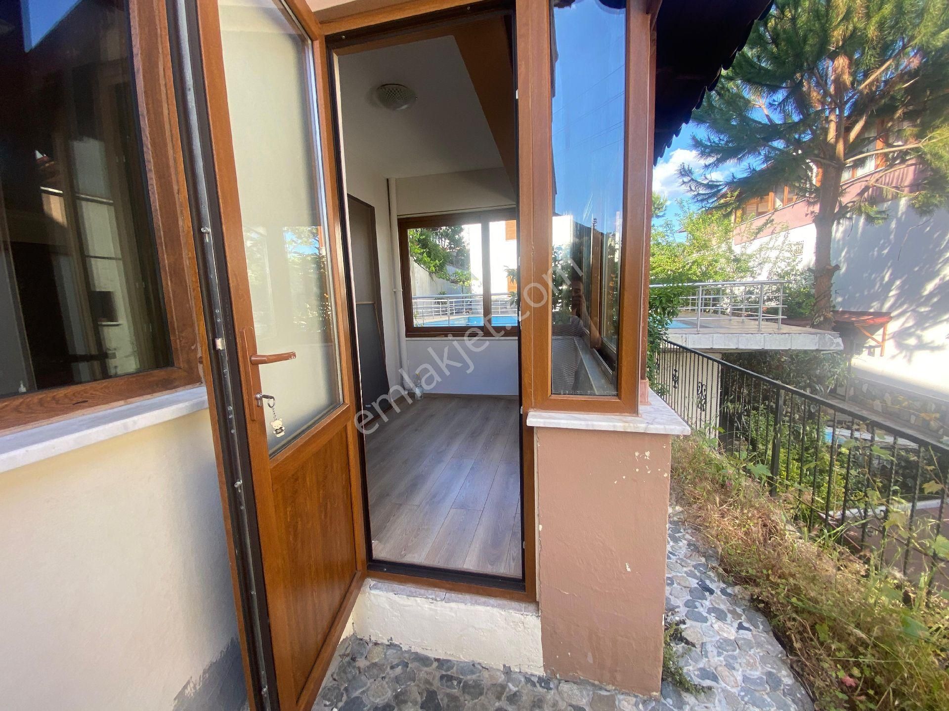 Altınoluk Daire Fiyatına Deniz Manzaralı Havuzlu Bahçeli Site İçerisinde Bakımlı Triblex Villa - Görsel 13