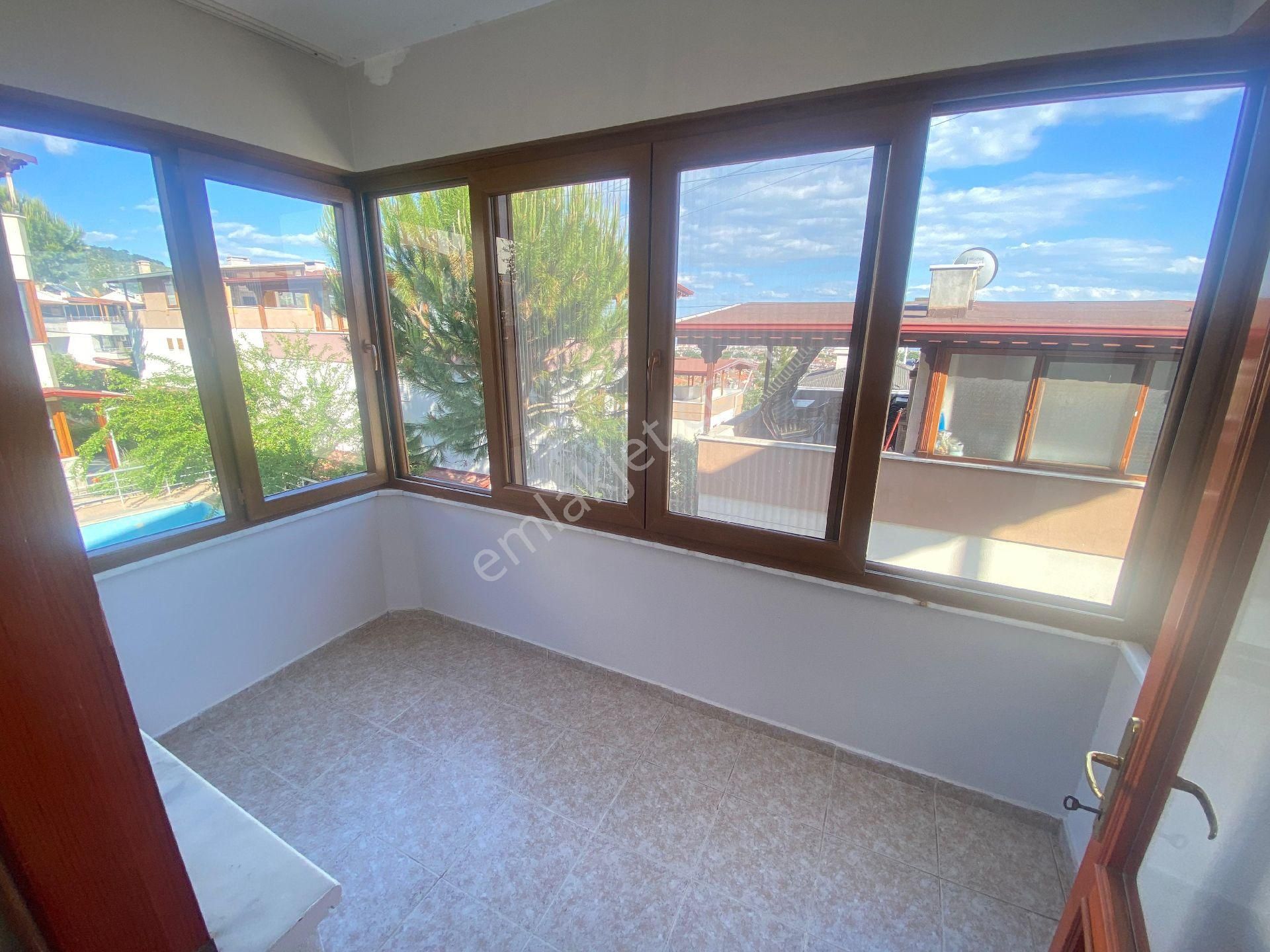 Altınoluk Daire Fiyatına Deniz Manzaralı Havuzlu Bahçeli Site İçerisinde Bakımlı Triblex Villa - Görsel 23