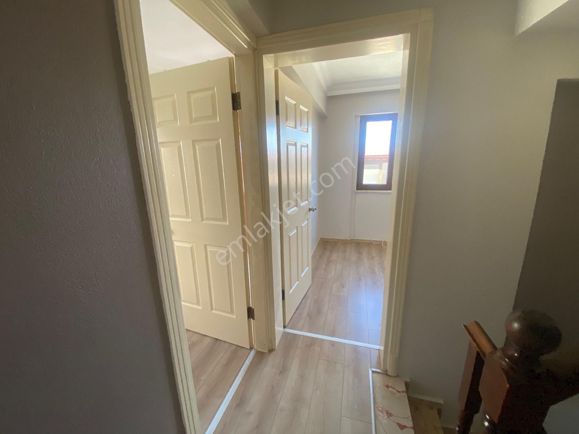 Altınoluk Daire Fiyatına Deniz Manzaralı Havuzlu Bahçeli Site İçerisinde Bakımlı Triblex Villa - Görsel 19