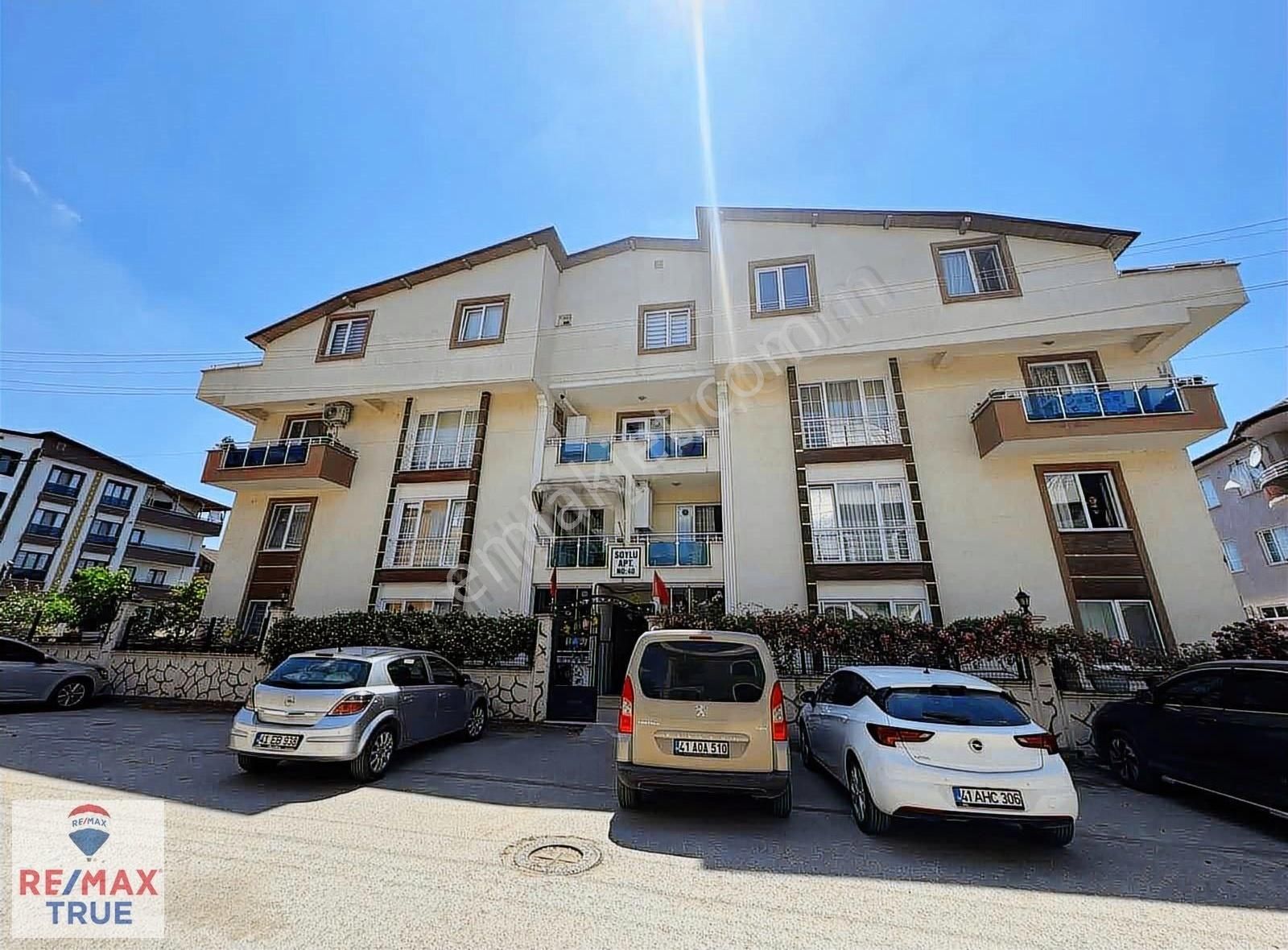 Bahçeşehir Koleji Yakını Ebeveyn Banyolu 3+1 Bahçeli Daire