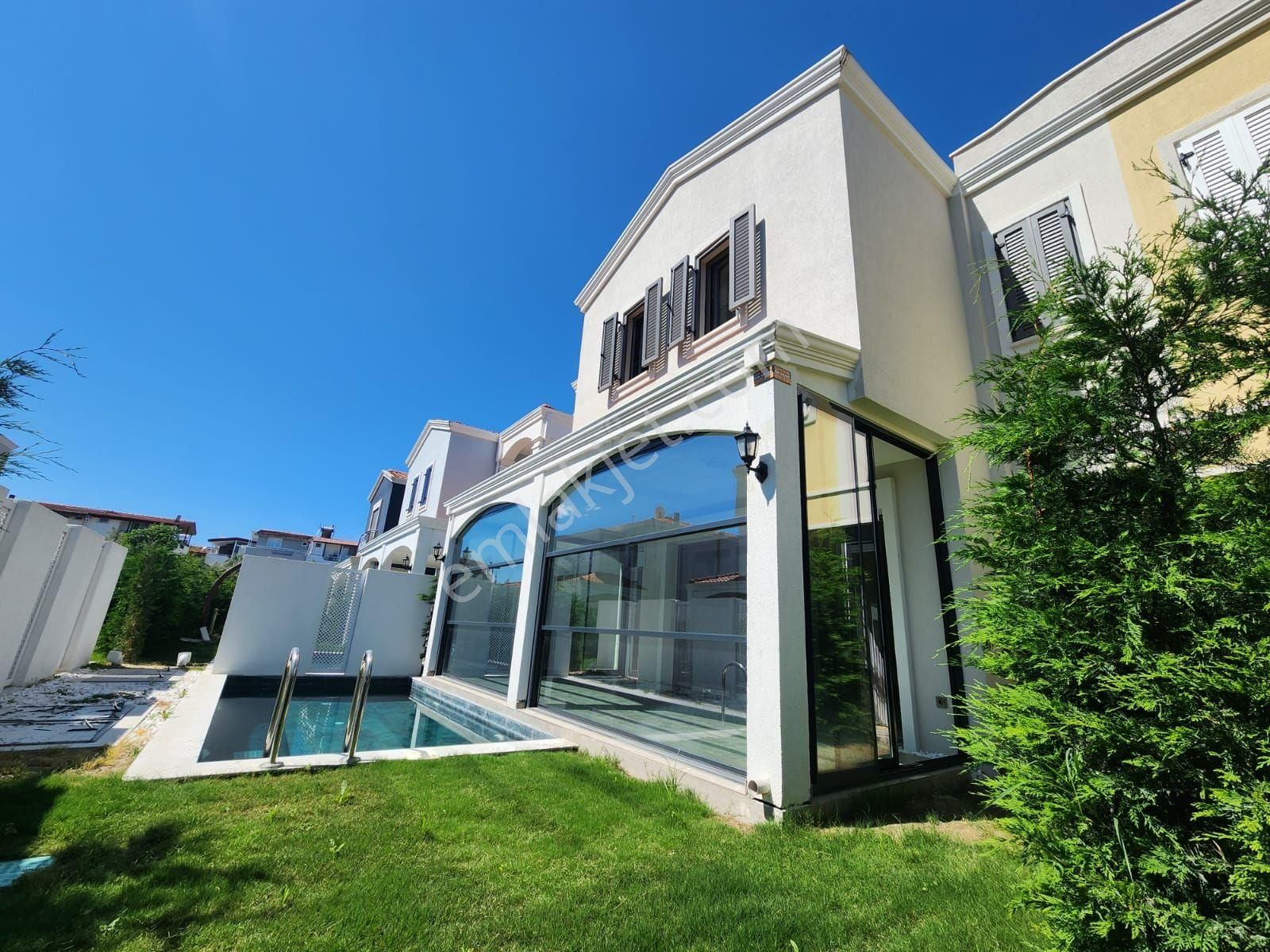 Kuşadası Karaovada 4+1 Özel Havuzlu Tekmüstakil