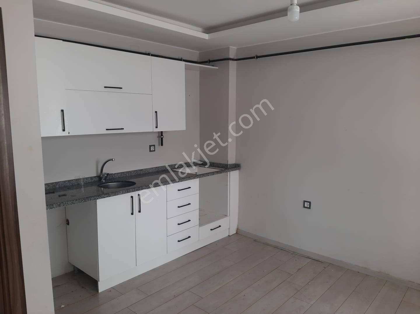 2+1 Kiralık Daire Yüzüncü Yılda Zemin Giriş Katı 14500 Tl..