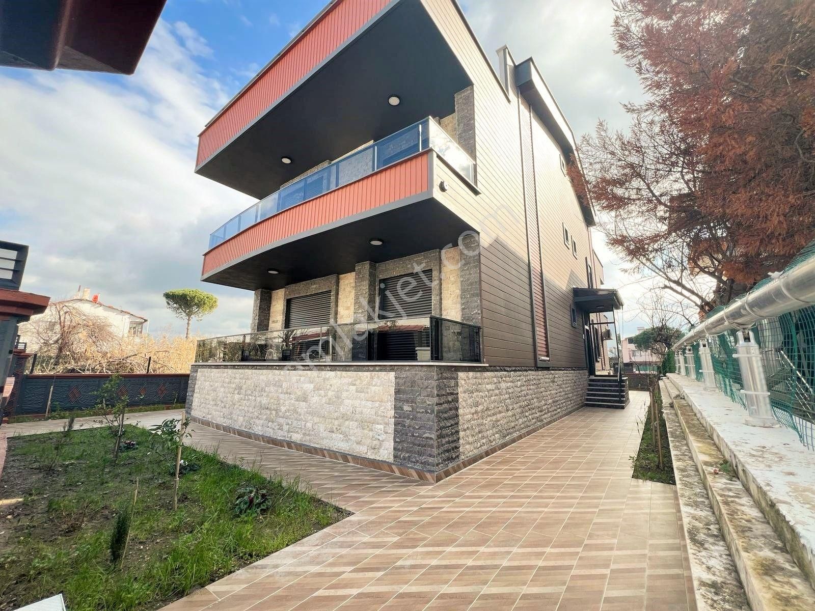 Akçay Aras Emlaktan Akçayda 4+1 Tripleks Villa