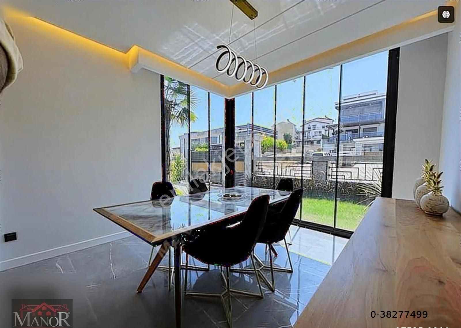Kuşadası Karaovada 3+1 Yeni Sitede Bahçeli Villa