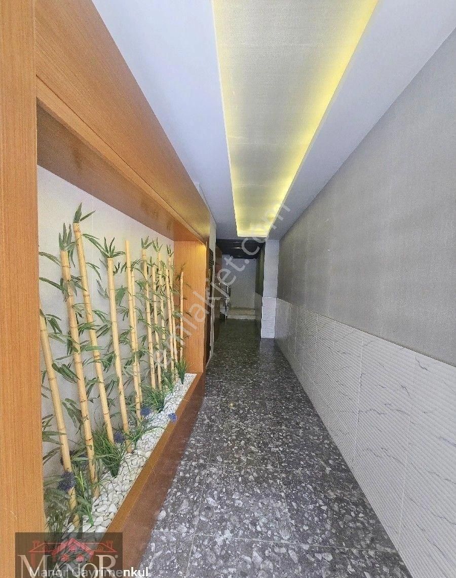 Kuşadası Çarşı İçerisinde 3+1 Asansörlü Dubleks Kiralık Ofis Büro
