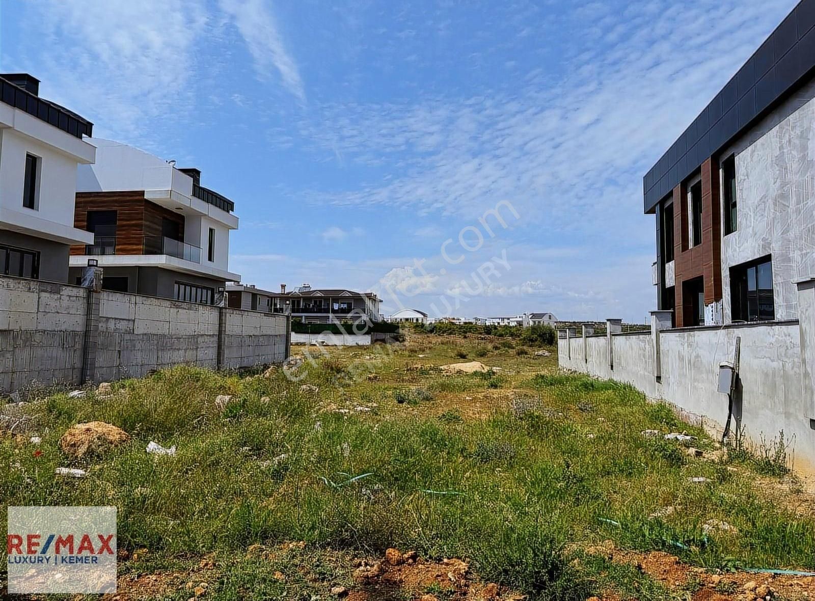Kemeragzı Anacadde Üzeri 555 M2 İyi Fiyatlı Satılık Villa Arsası