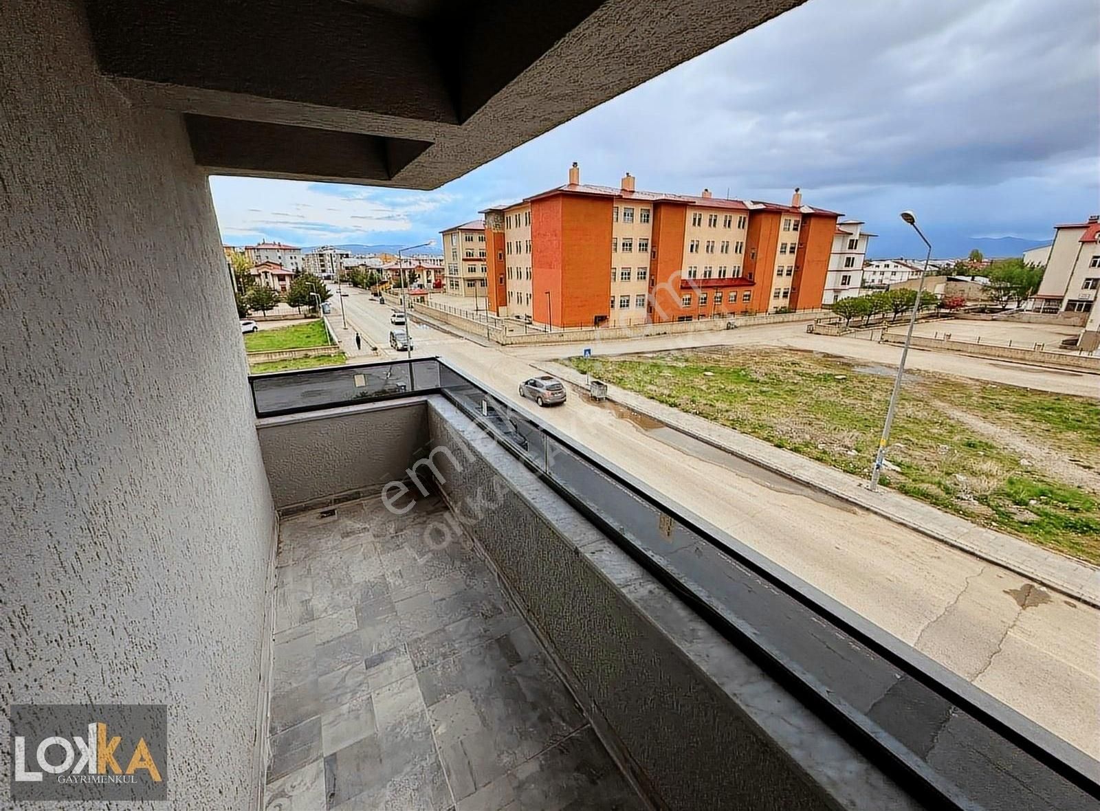 Dadaşkent'te Bağımsız Mutfaklı Anayol Cepheli 2+1 Kiralık Daire