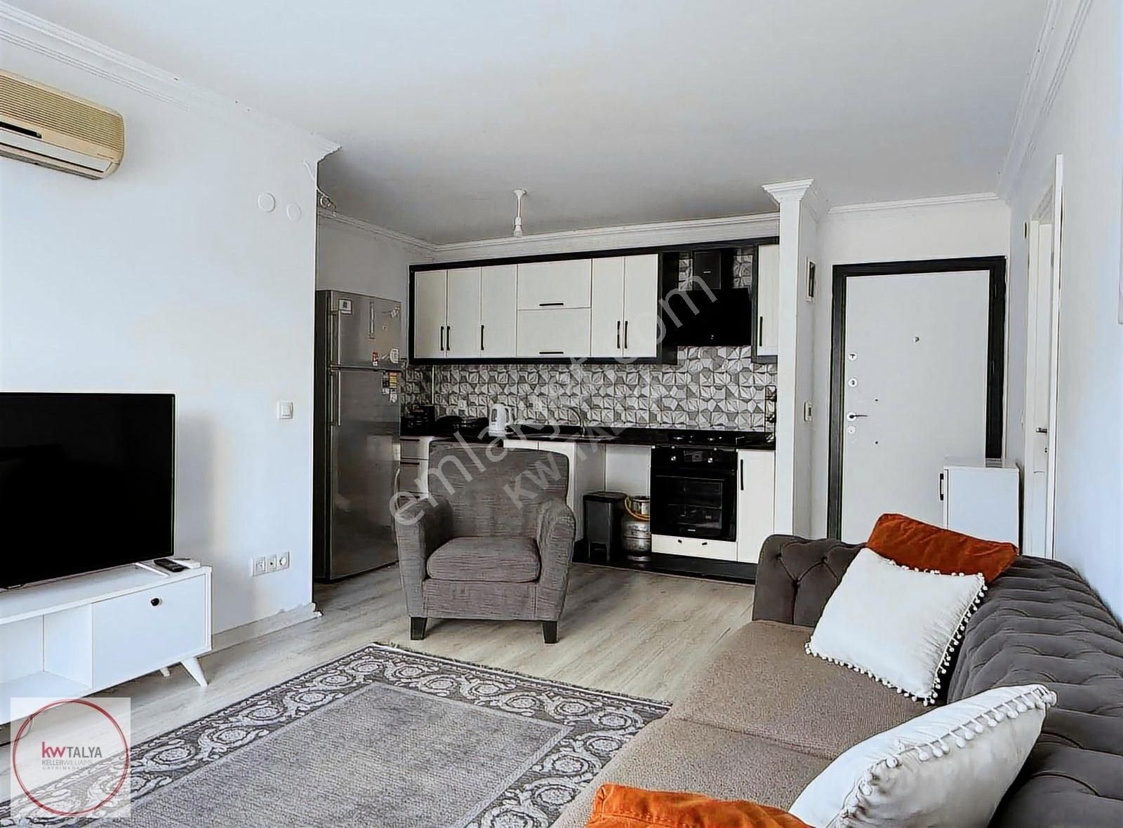 Güzeloba'da Havuzlu Güvenlikli Sitede Satılık 1+1 Giriş Daire