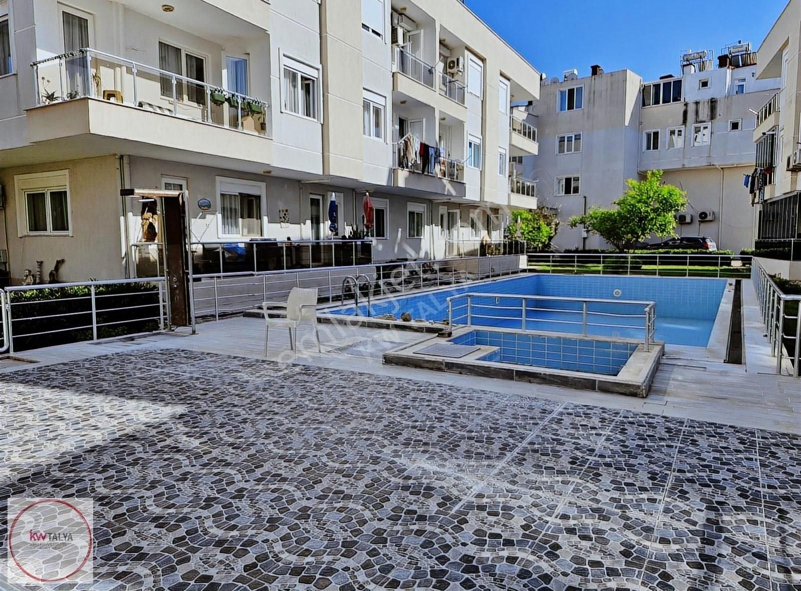 Muratpaşa Güzeloba Mahallesi'nde Havuzlu Sitede 4+1 Ters Dubleks