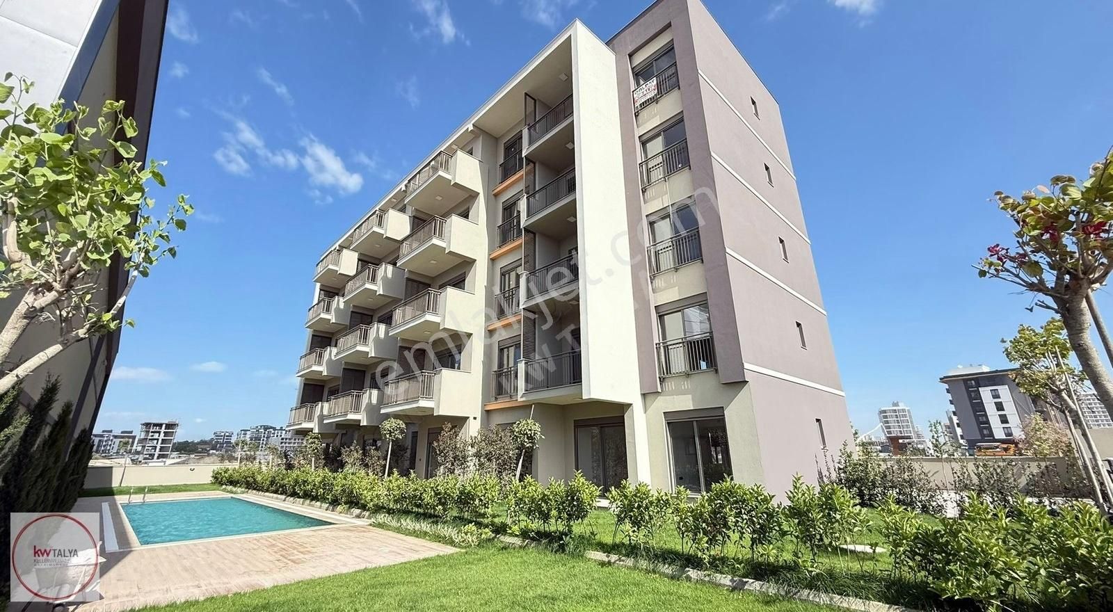 Altıntaş'ta Açık Havuzlu Ana Yola Cephe Lüks Kiralık 1+1