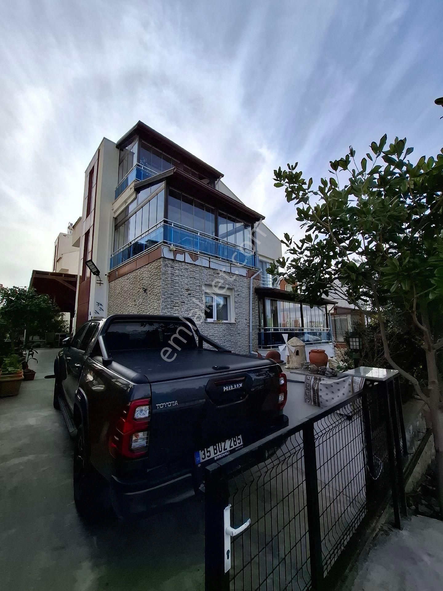 Kuşadası Marinada 6 Oda 2 Salon Satılık Deniz Manzaralı Villa