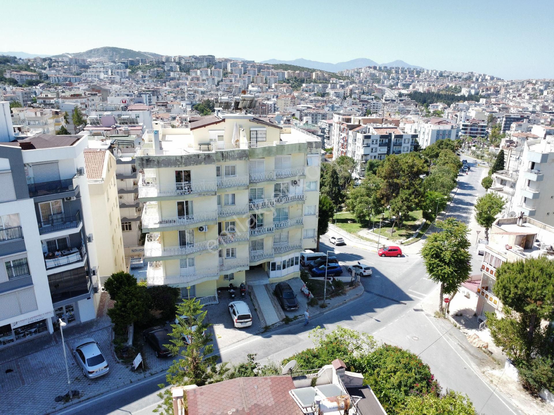 Kuşadası Merkezde Köşe Konum 170 M² 3+1 Satılık Bakımlı Daire