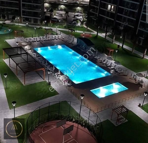 Meydan Projesinde Satılık Yeni Eşyalı Göbek Daire 1+1