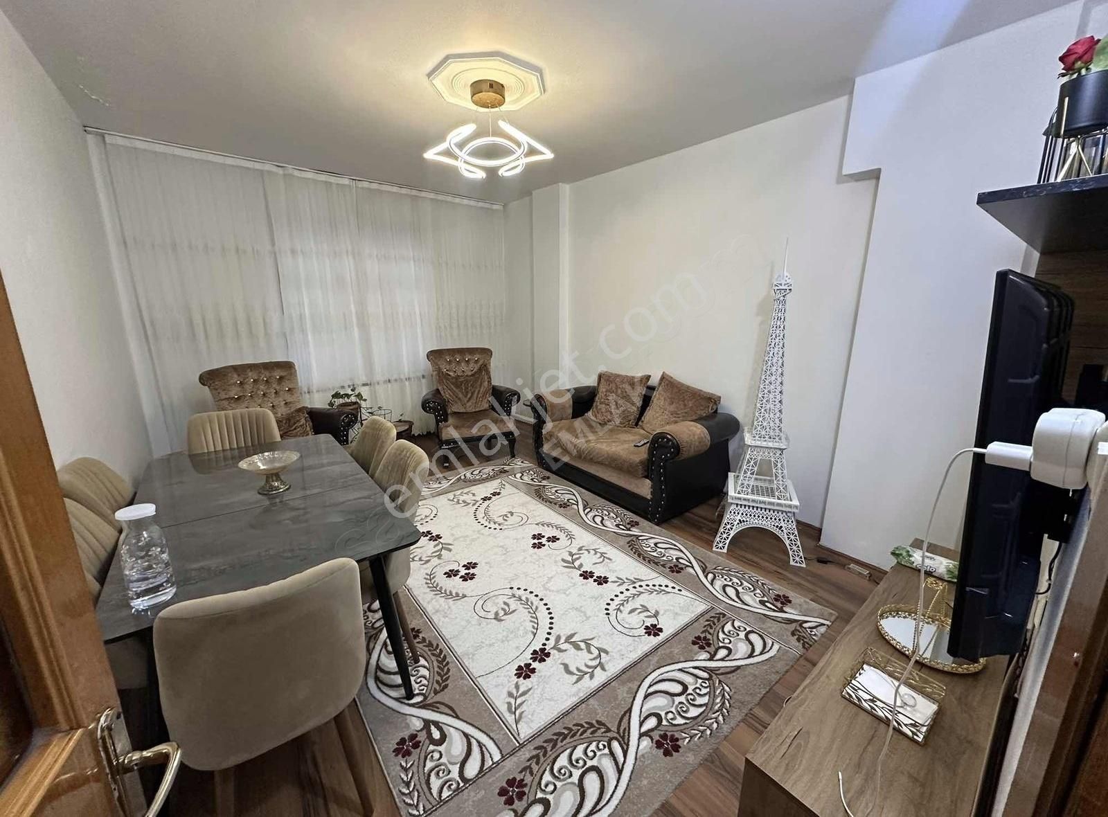 Esenlerde Yürüyüş Yolunda Satılık 2+1 80m2 2.kat Daire