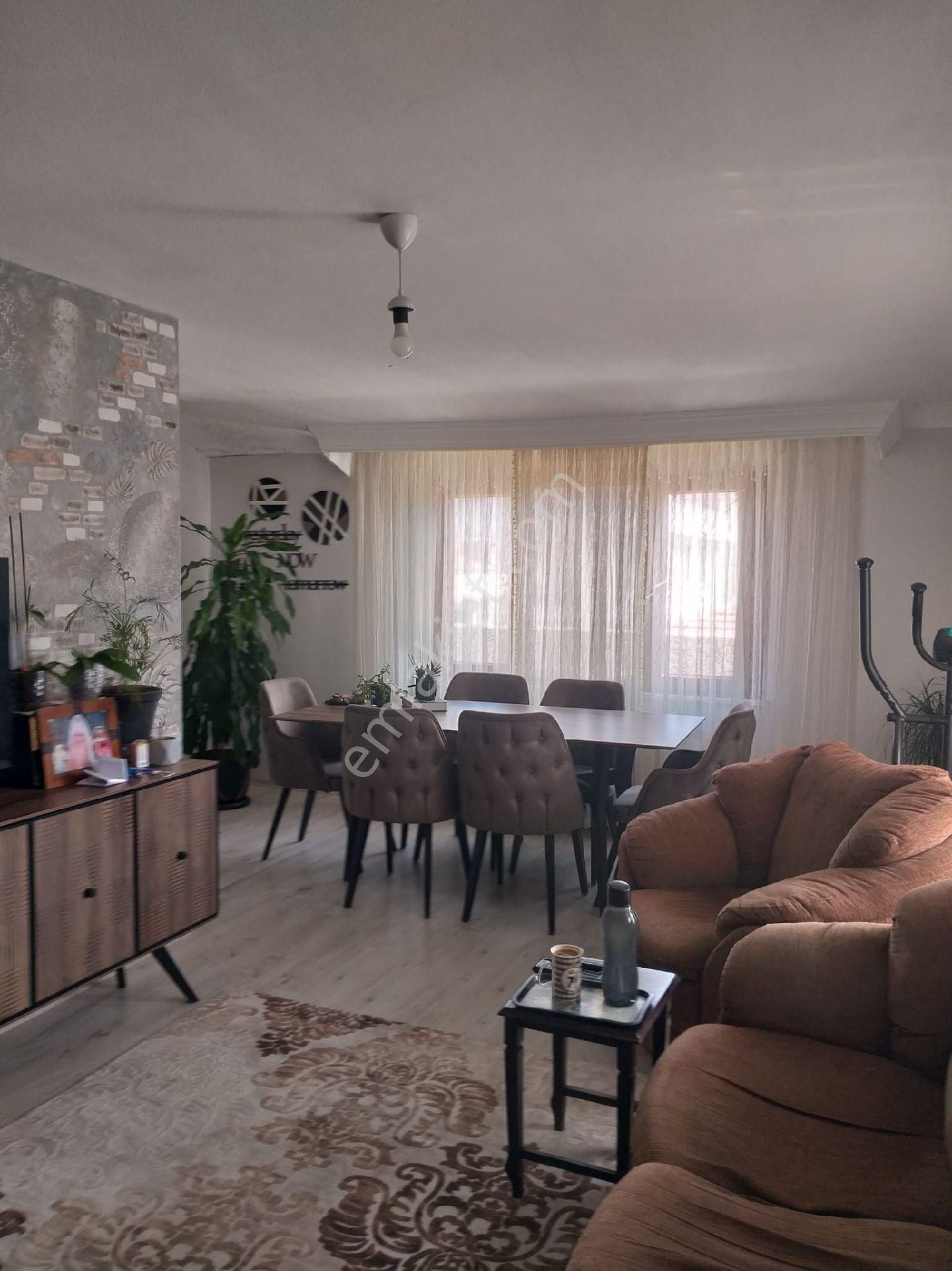 İki Daire Üzerinde Teras Kat Ev Balkon Manzaralıdır