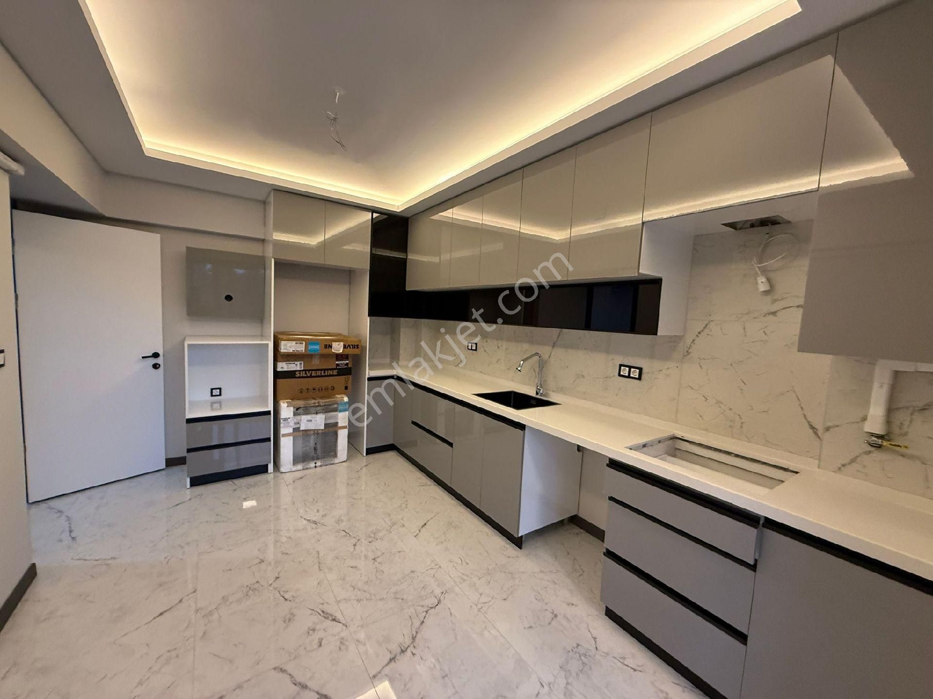 Bergama Fatih Mah Sıfır Ultra Lüks 3+1 Geniş Daire Satılık