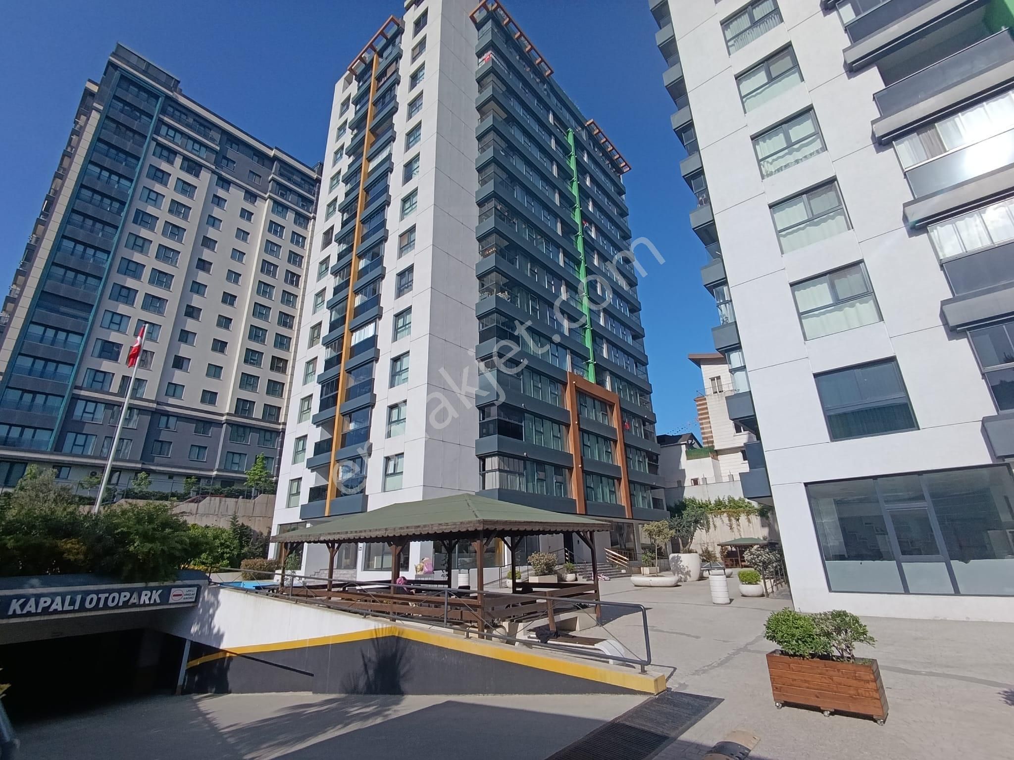 Ümraniye Meydan Evleri'nde Satılık 2+1 Net 92 M2 Daire