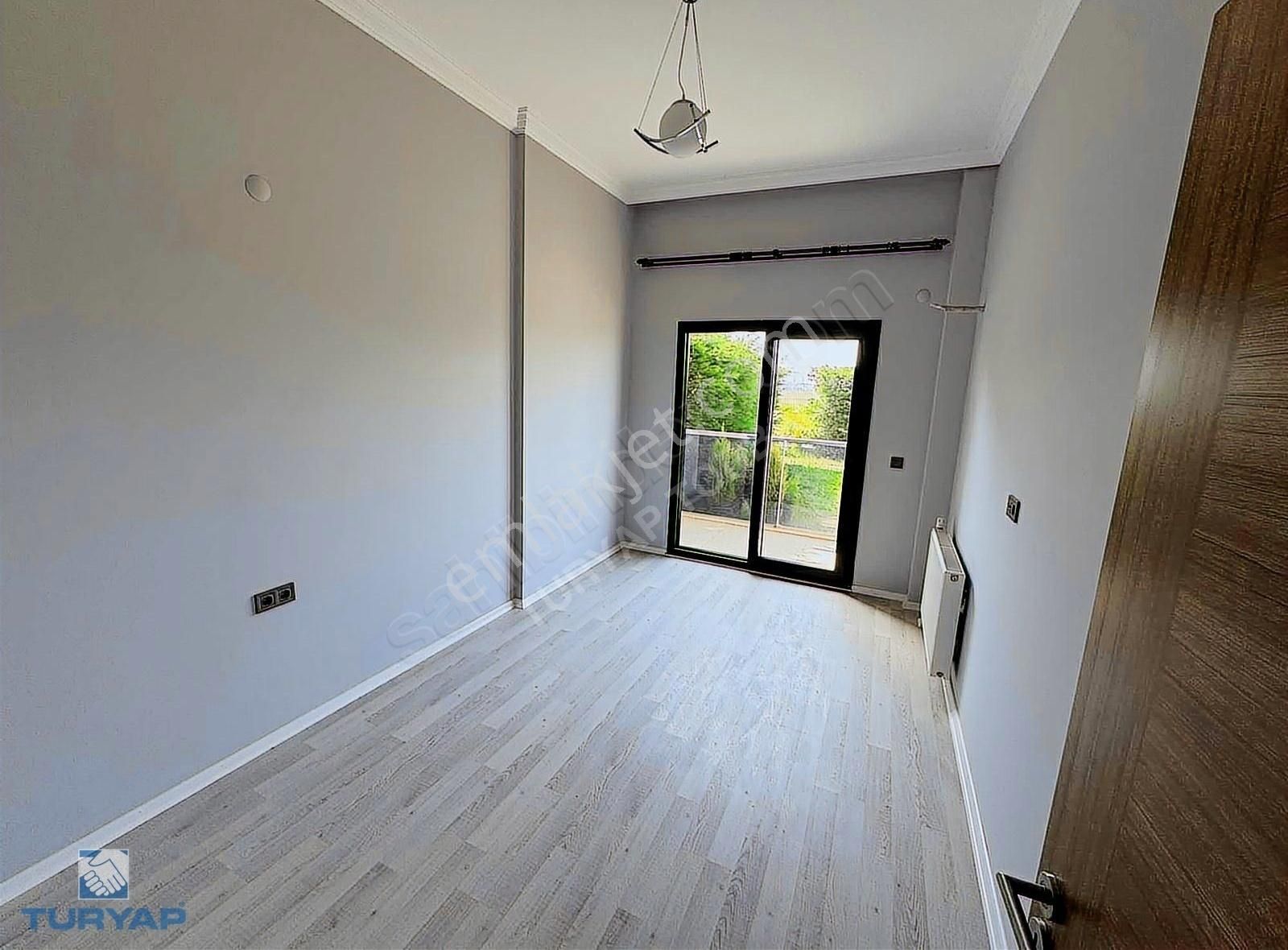 İzban Yakını Havuzlu Güvenlikli Sitede Satılık Bahçeli 2+1 Daire