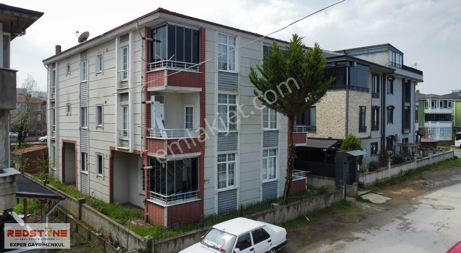 Merkezde,mutfak Ayrı,kombili Bakımlı Cam Balkonlu,geniş 2+1daire