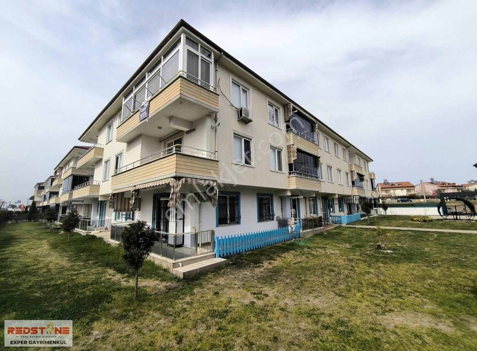 Aziziye Akkumda Havuzlu Sitede Eşyalı Kombili Satılık 2+1 Daire